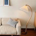 Lampadaire arc en bois courbé et abat-jour plissé – Mougins dans un intérieur