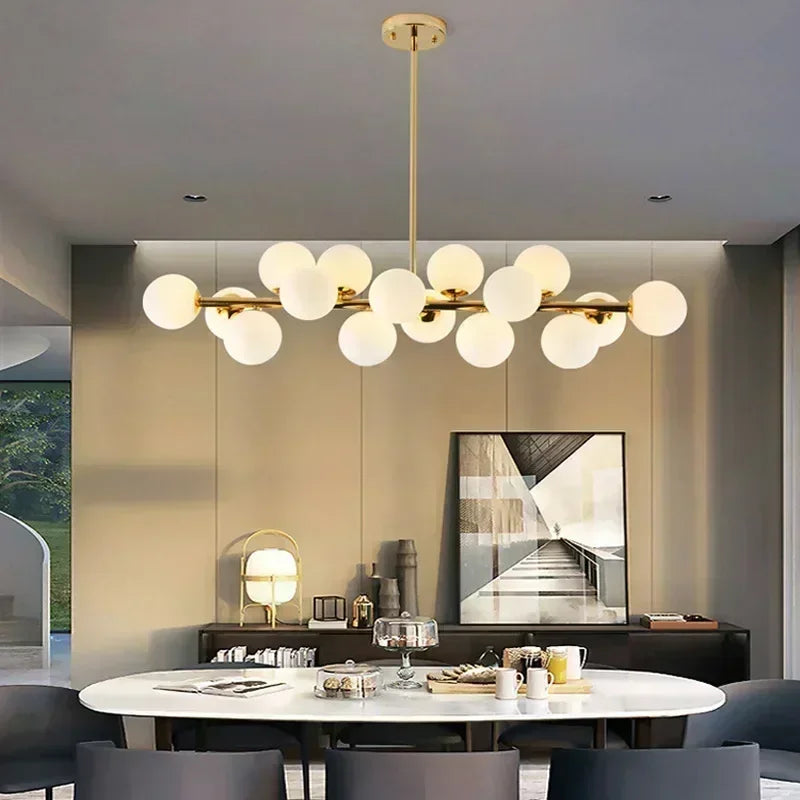 Suspension couronne de globes de verre, dorée ou noire – Marly dans un intérieur