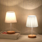 Petite lampe de chevet, abat-jour plissé et pied bois – Pornic dans un intérieur