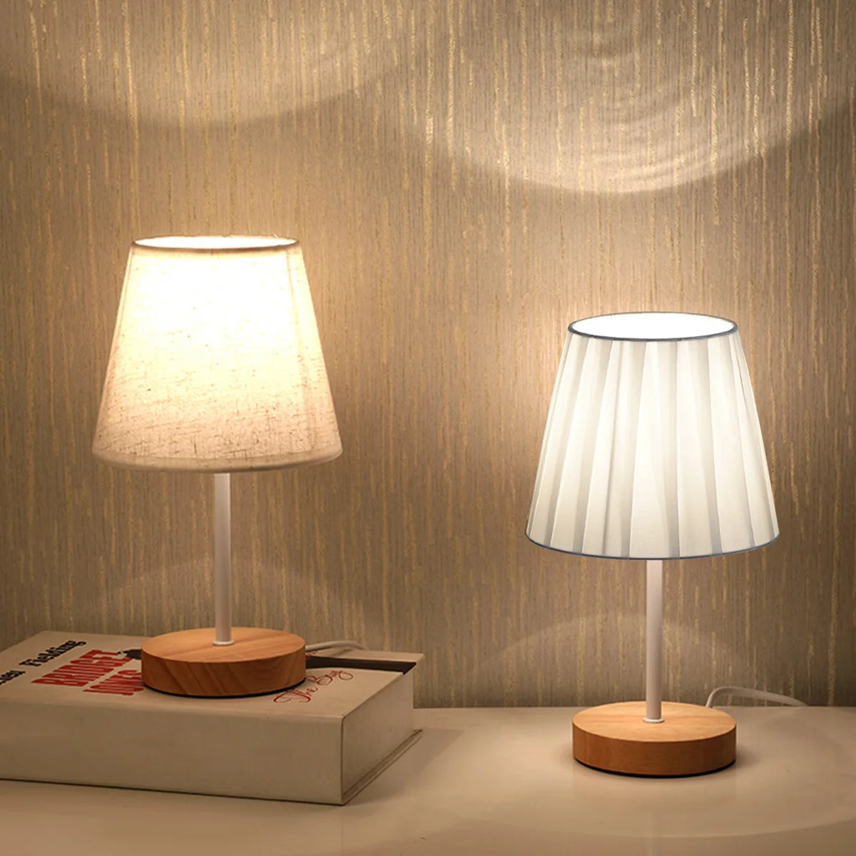 Petite lampe de chevet, abat-jour plissé et pied bois – Pornic dans un intérieur