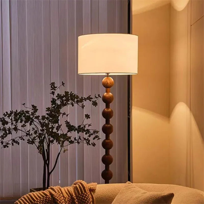Lampadaire pied en bois tourné et abat-jour tambour – Bargème, vue d’ambiance