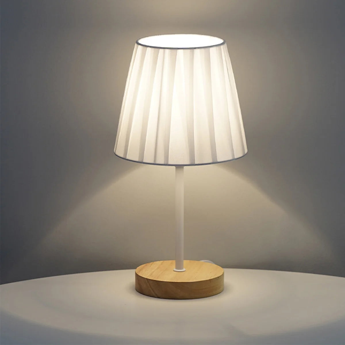 Petite lampe de chevet, abat-jour plissé et pied bois – Pornic, finition blanc