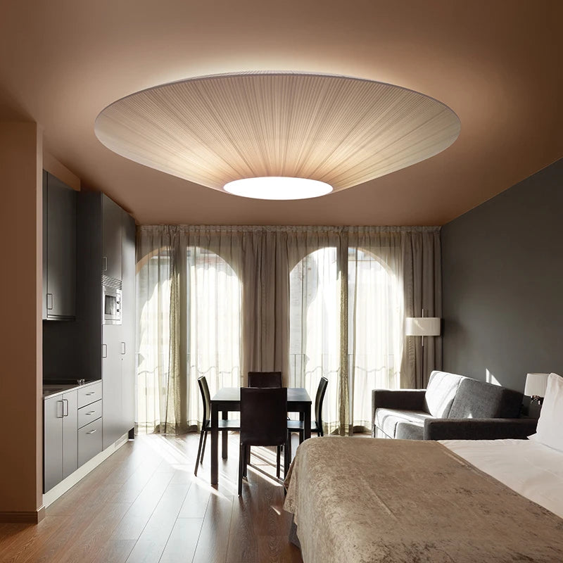 Plafonnier soucoupe en tissu tendu, blanc ou beige – Ine, vue d’ambiance