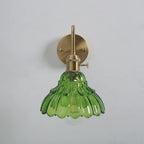Applique en laiton et verre à fleurs, vert, ambré ou clair – Sospel, sur fond clair
