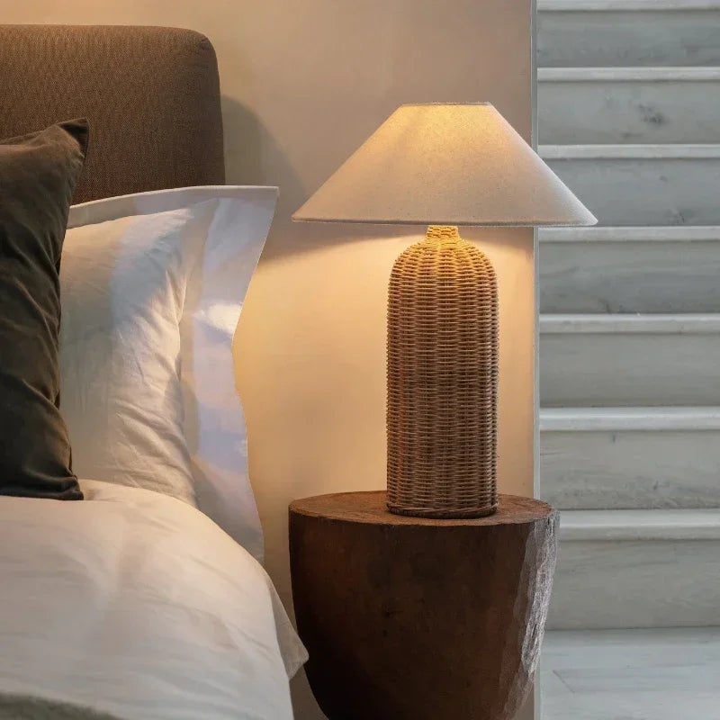 Lampe à poser pied en rotin tressé et abat-jour en lin – Saint-Paul dans un intérieur