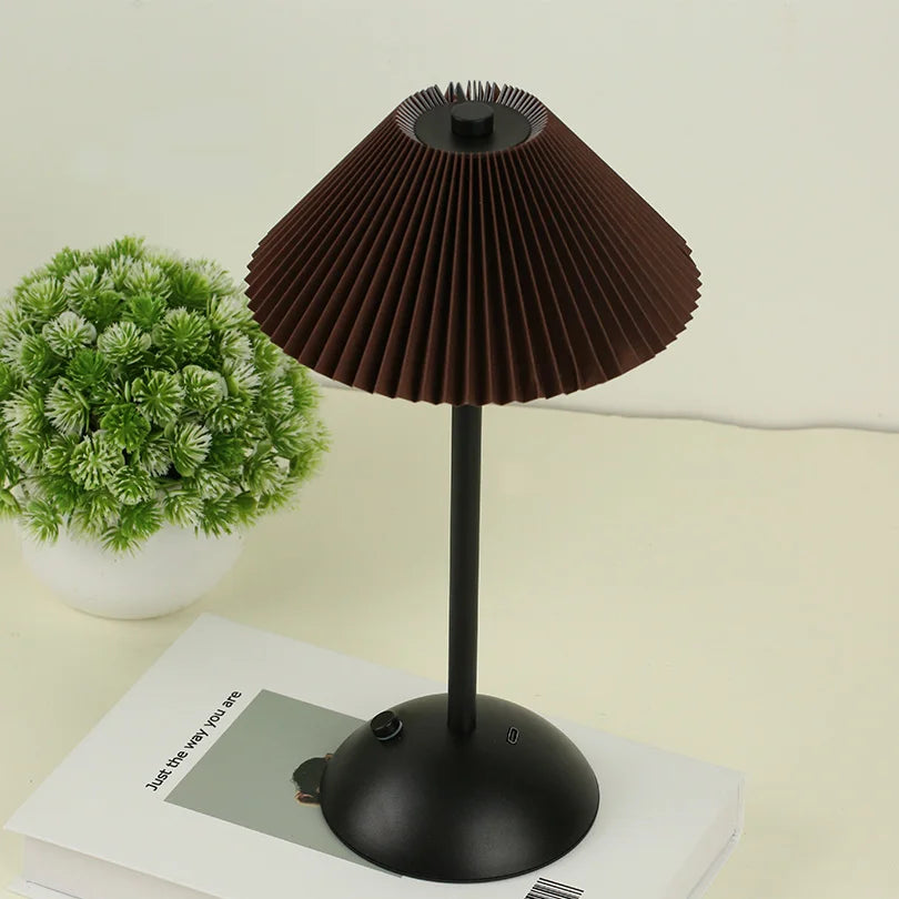 Lampe sans fil abat-jour plissé, six couleurs, tactile – Obernai, finition pied noir, abat-jour chocolat
