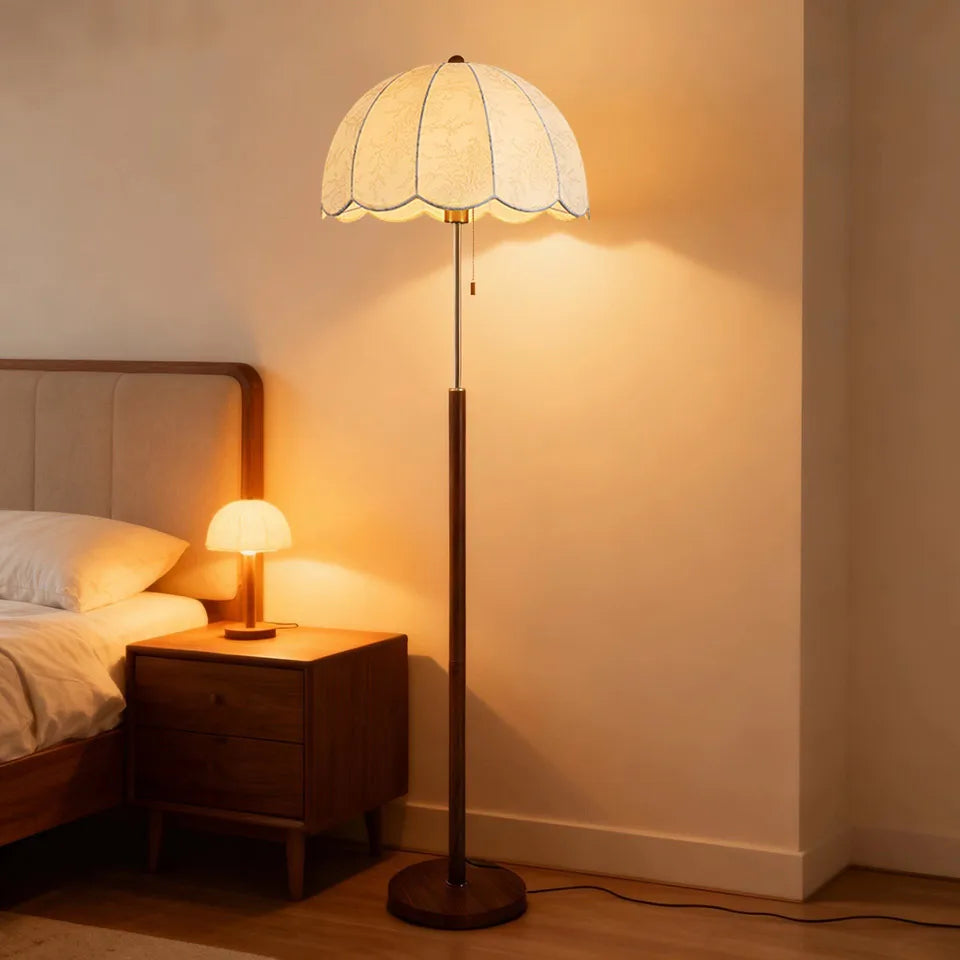 Lampadaire abat-jour festonné en tissu, pied en bois – Rocamadour, vue d’ambiance