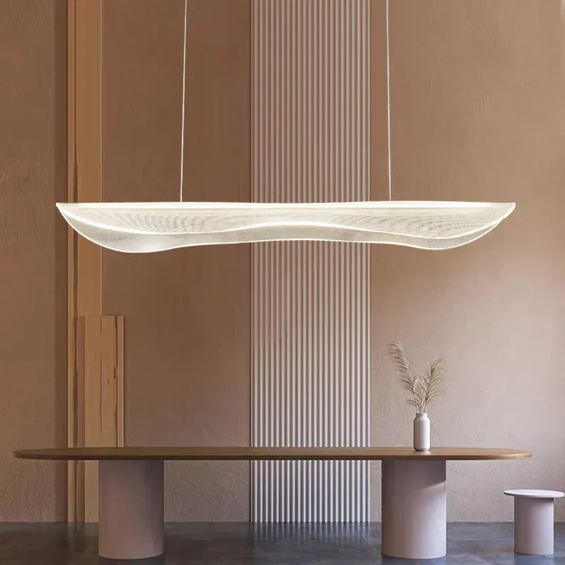 Suspension LED feuille d'acrylique ondulée, 98 à 148 cm – Noirmoutier, sur fond blanc
