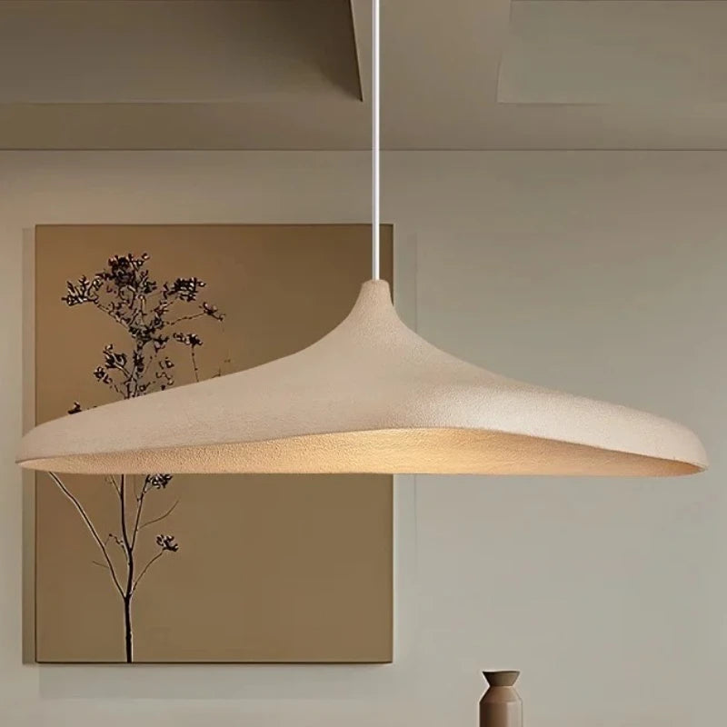 Grande suspension wabi-sabi effet enduit, 80 cm – Imbe, vue d’ambiance