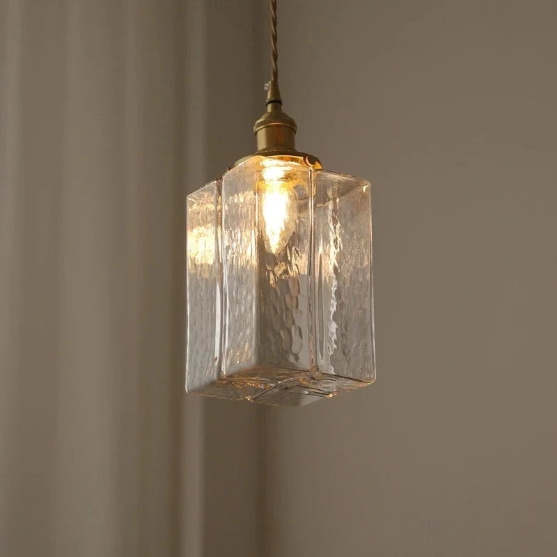 Suspension en verre texturé et laiton, style japonais – Bizen, vue d’ambiance