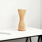 Lampe en bambou tressé main, forme sablier – Takeo, vue d’ambiance