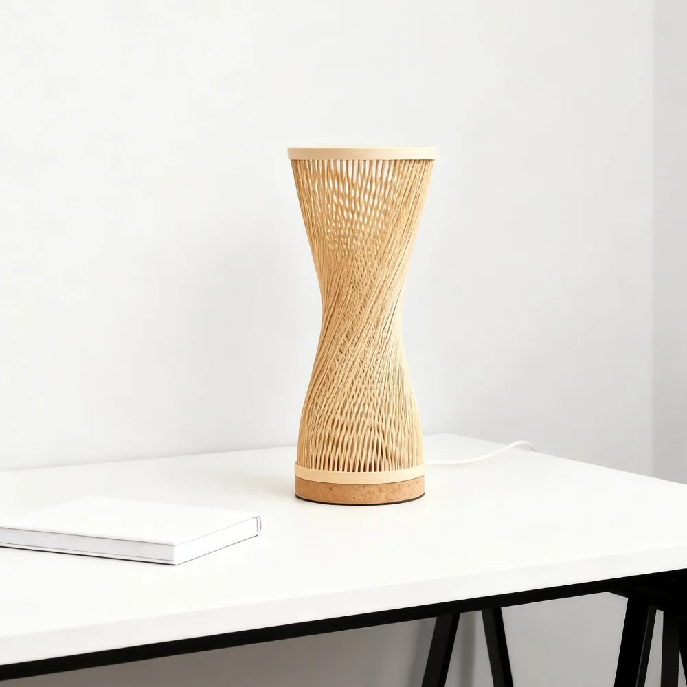 Lampe en bambou tressé main, forme sablier – Takeo, vue d’ambiance