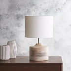 Lampe à poser pied en bois cérusé et abat-jour blanc – Barbizon dans un intérieur