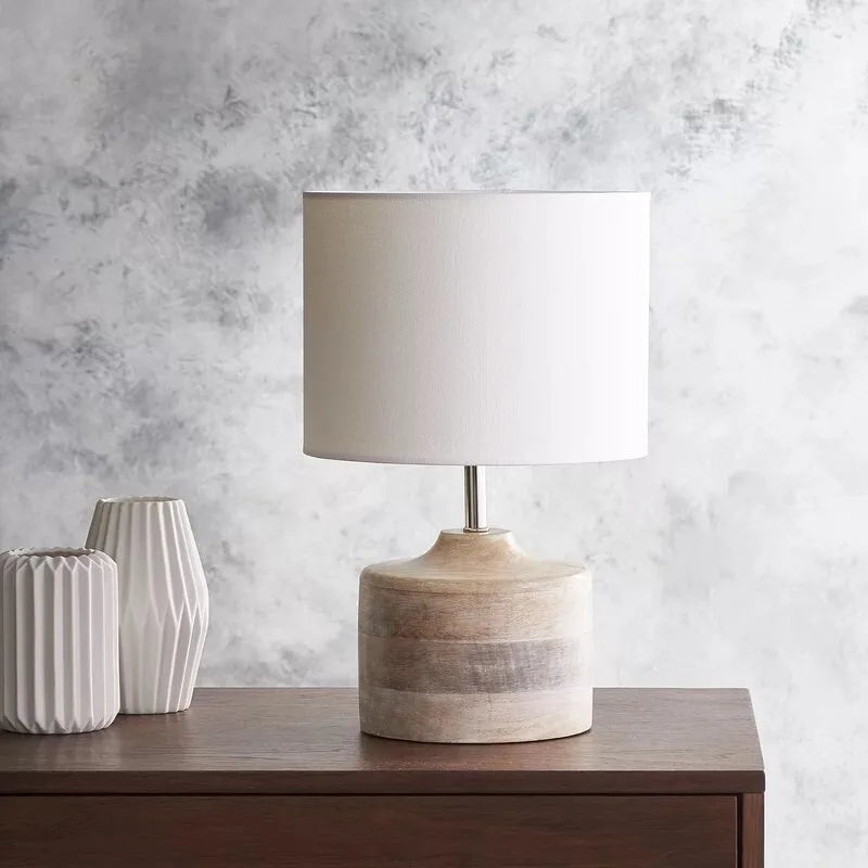 Lampe à poser pied en bois cérusé et abat-jour blanc – Barbizon dans un intérieur