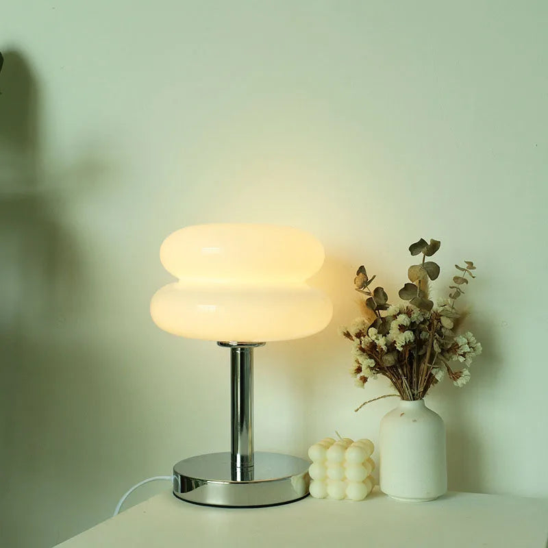 Lampe à poser macaron en verre coloré – Juan-les-Pins allumée