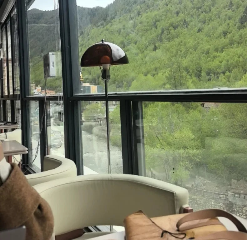 Belcastel, champignon de verre coloré, en situation