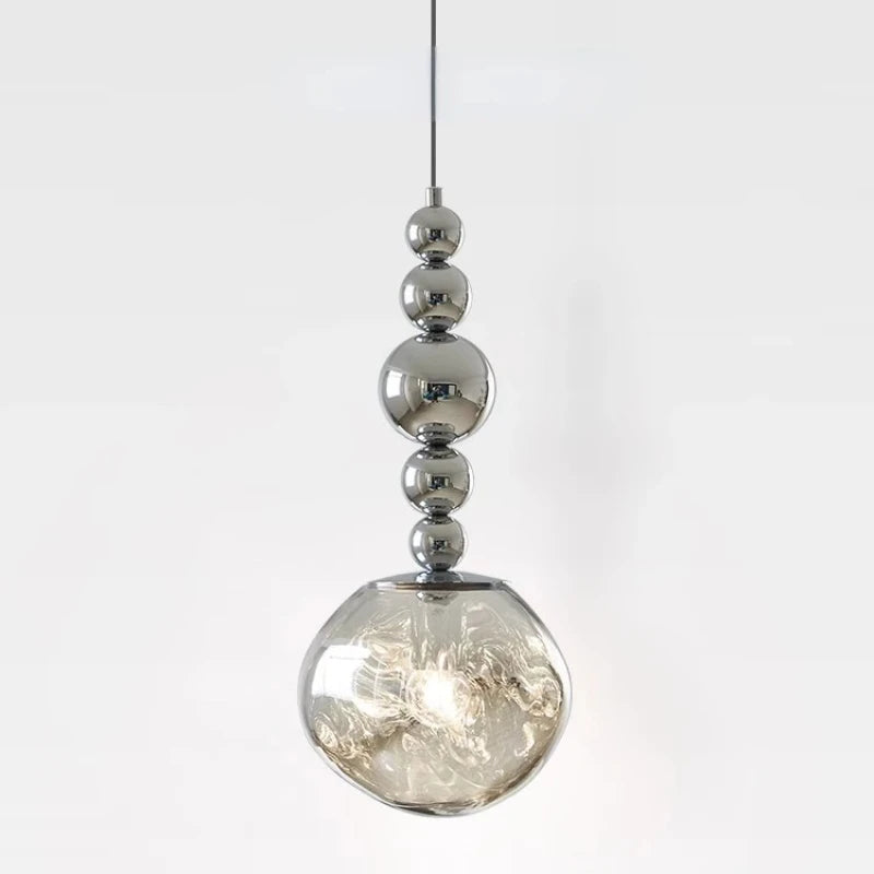 Suspension perles chromées et globe fumé – Bormes, sur fond blanc