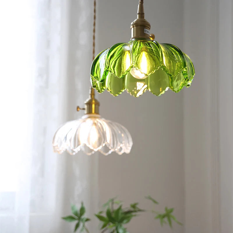 Suspension fleur en verre vert ou blanc et laiton – Giverny dans un intérieur