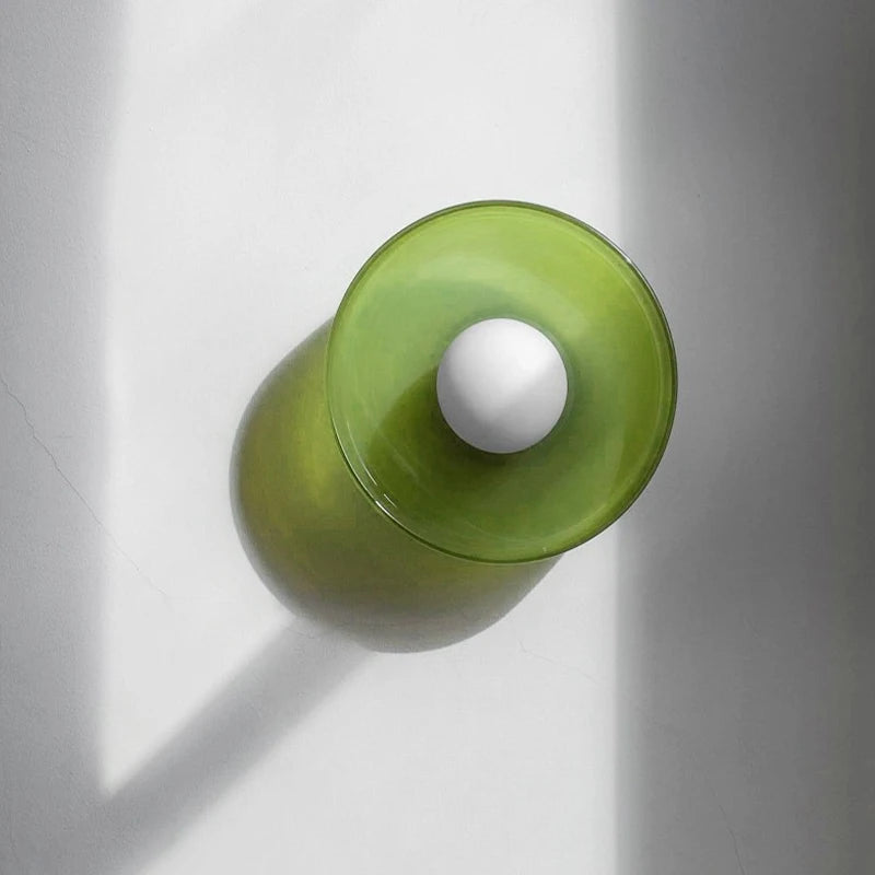 Applique disque de verre coloré et globe opalin, Ø 25 cm – Sommières, vue d’ambiance