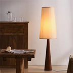 Lampe pied fuseau en bois et abat-jour en lin – Simiane, vue d’ambiance