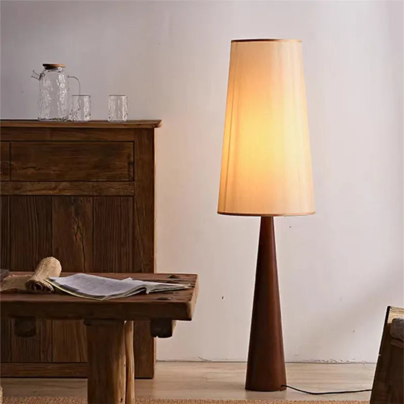 Lampe pied fuseau en bois et abat-jour en lin – Simiane, vue d’ambiance