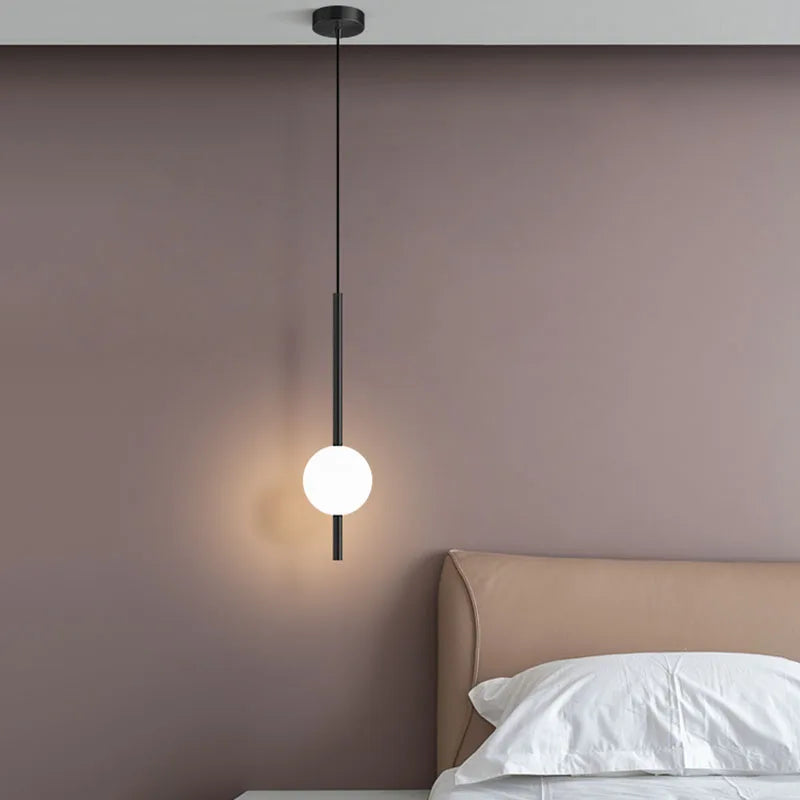 Suspension tige et globe opalin, dorée ou noire – Rivoli dans un intérieur