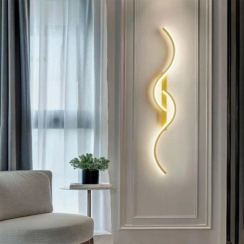 Applique LED courbe en S, doré ou noir, 60 à 100 cm – Sauzon allumée