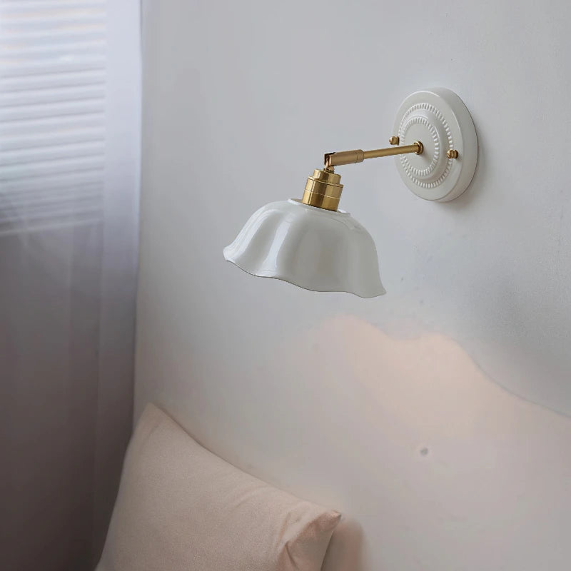 Applique en céramique et bras laiton orientable – Tokoname, vue d’ambiance