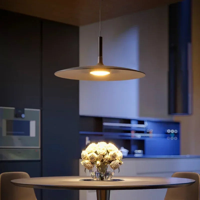 Suspension soucoupe laquée, six couleurs, Ø 25 à 45 cm – Cervo allumée