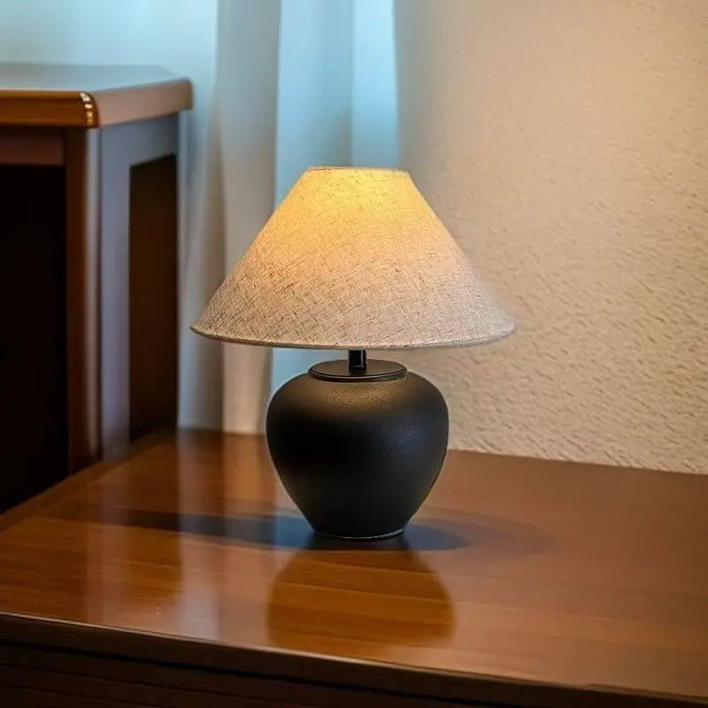 Lampe à poser en céramique, abat-jour en tissu – Cliousclat, vue d’ambiance