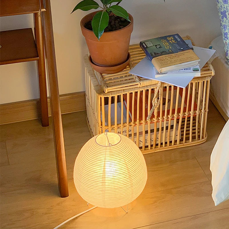 Lampe à poser en papier de riz, esprit japonais – Agay, vue d’ambiance