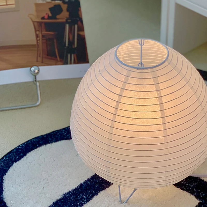 Lampe à poser en papier de riz, esprit japonais – Agay, vue d’ambiance