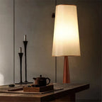 Lampe pied fuseau en bois et abat-jour en lin – Simiane, vue d’ambiance