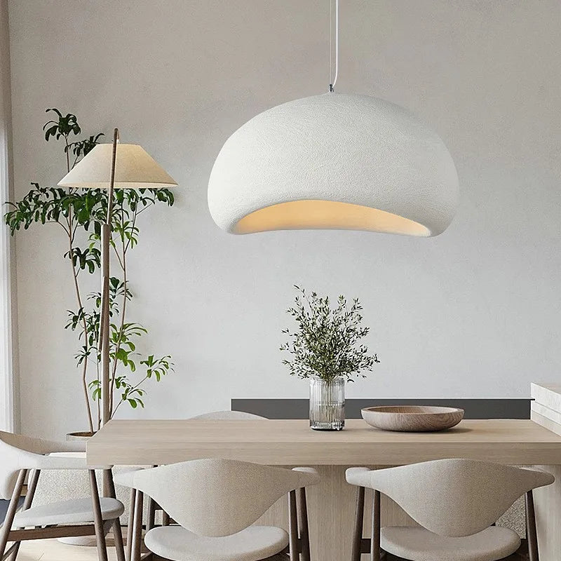 Suspension galet wabi-sabi blanc ou gris, Ø 30 à 60 cm – Teshima, vue d’ambiance