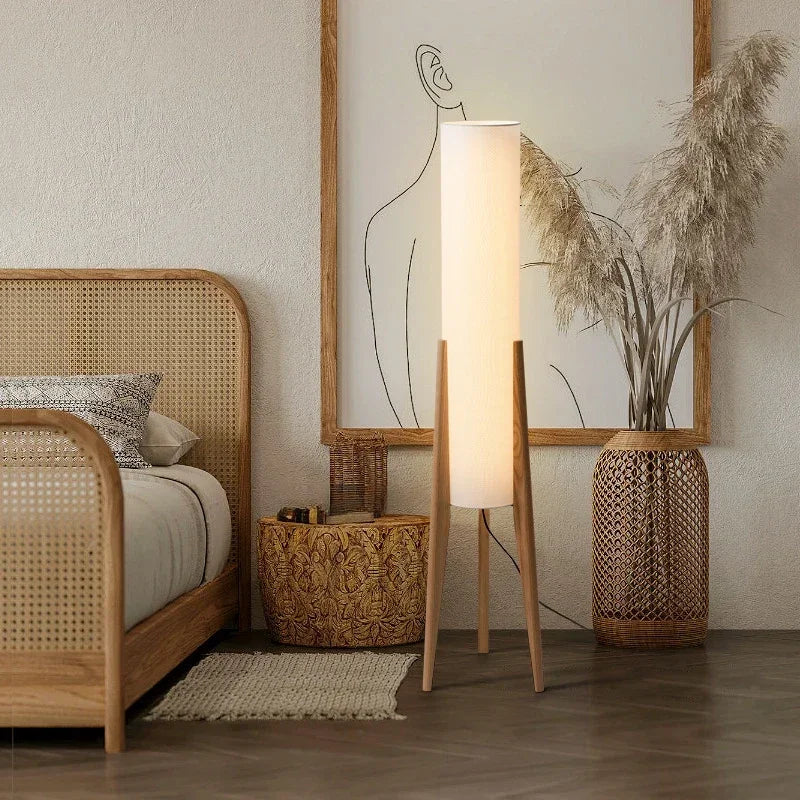 Lampadaire trépied en bois et colonne de tissu – Murs allumé