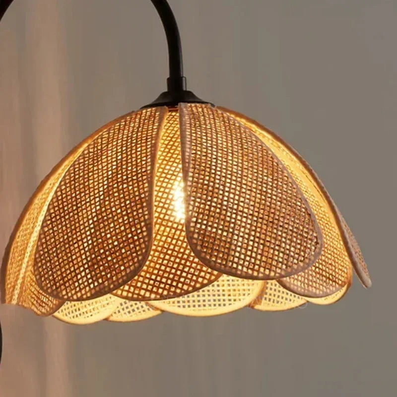 Applique col de cygne, corolle en rotin tressé – Sawara, sur fond clair