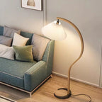 Lampadaire arc en bois courbé et abat-jour en tissu – Grimaud, vue d’ambiance
