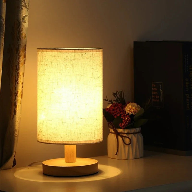 Lampe de chevet cylindre en lin et pied en bois – Sarlat, vue d’ambiance