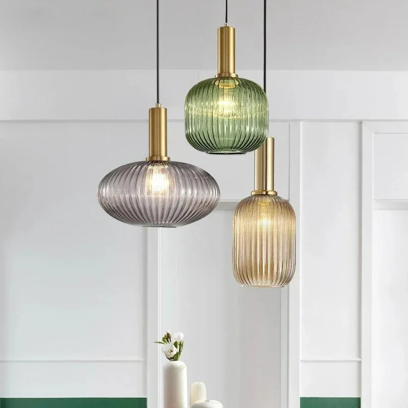 Suspension en verre strié fumé, ambré ou vert, laiton – Dozza, vue d’ambiance