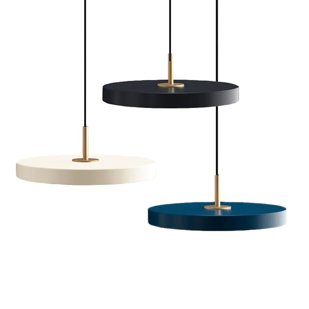 Suspension disque plat noir, blanc, gris ou bleu, LED – Seto, sur fond blanc