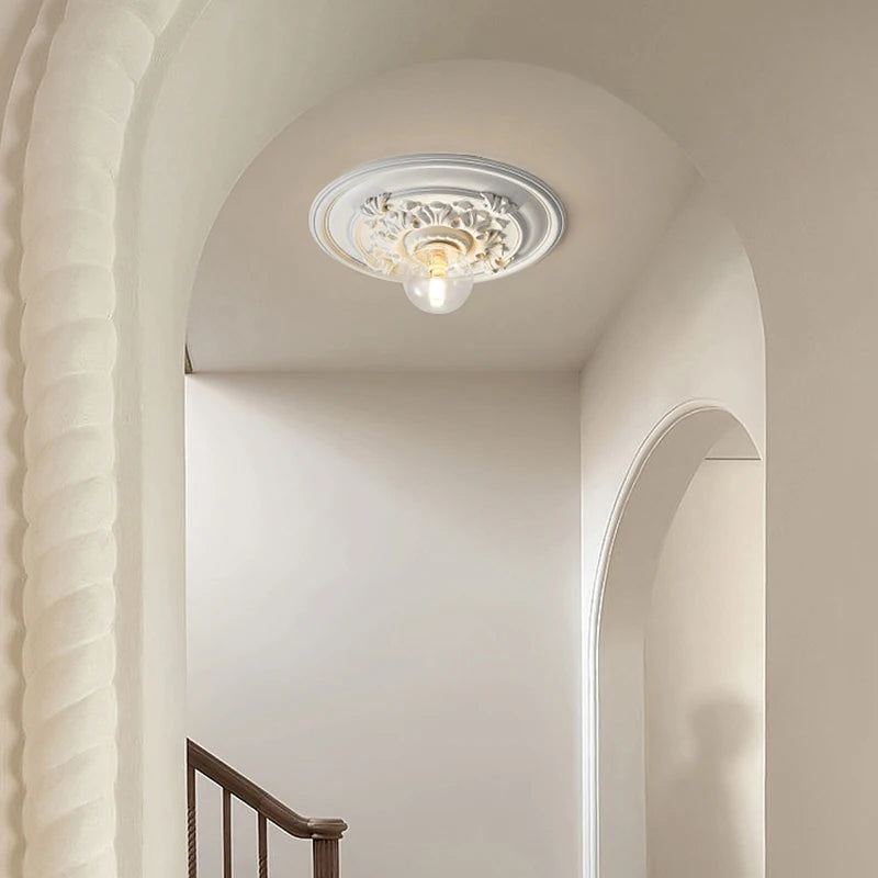 Plafonnier rosace moulurée et globe, crème ou blanc – Haussmann dans un intérieur