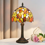 Lampe à poser vitrail coloré, pied bronze – Banyuls, vue d’ambiance