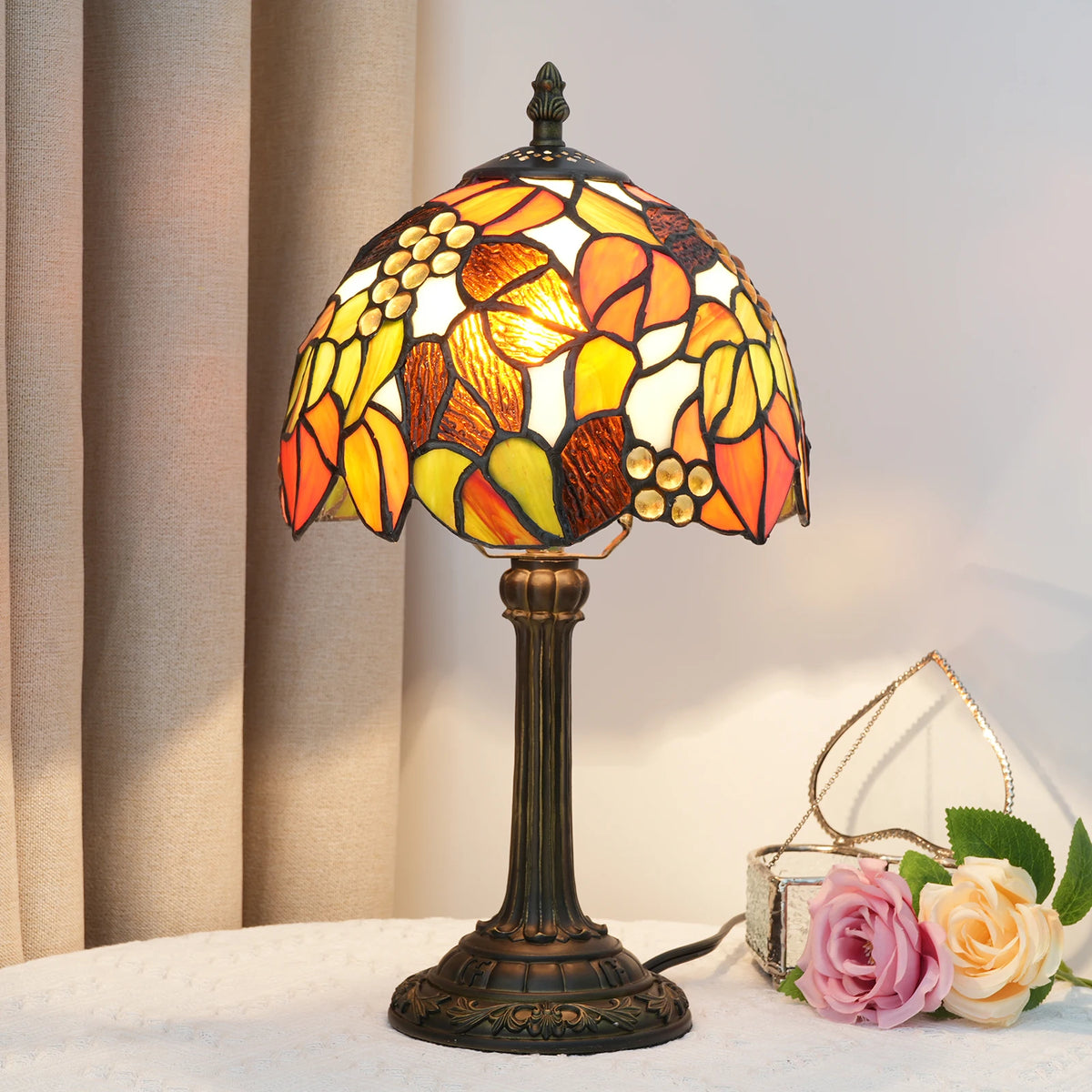 Lampe à poser vitrail coloré, pied bronze – Banyuls, vue d’ambiance