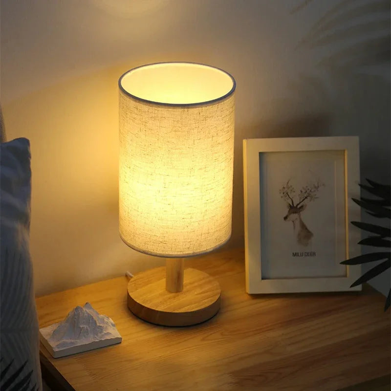 Lampe de chevet cylindre en lin et pied en bois – Sarlat, vue d’ambiance