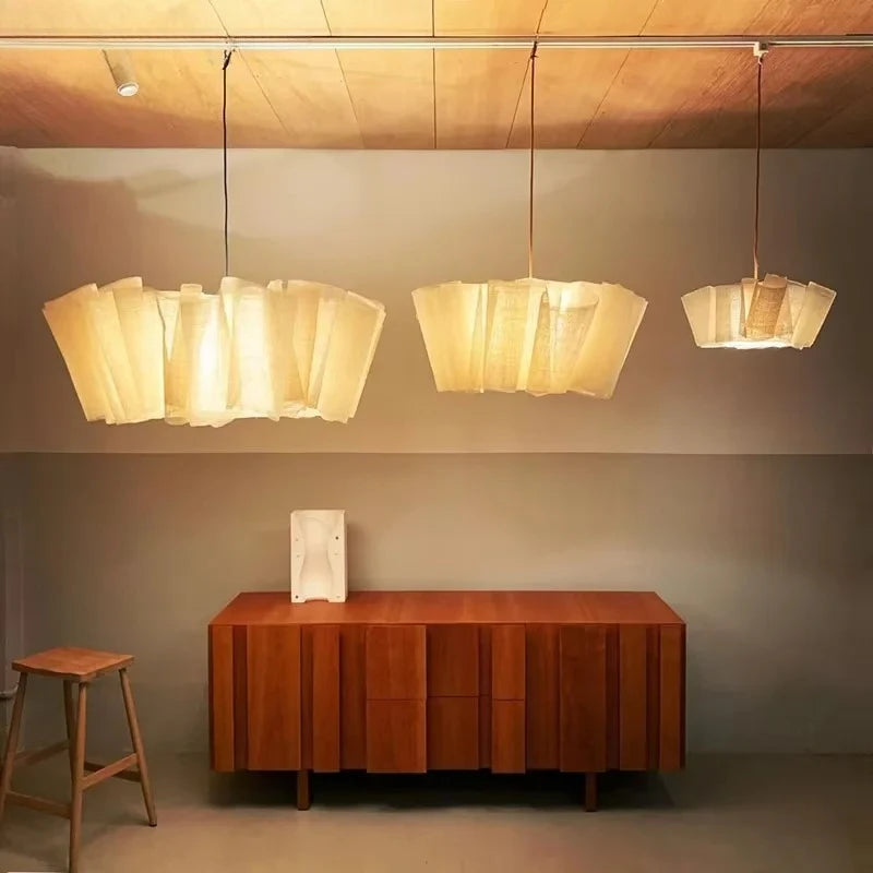 Suspension plissée en lin wabi-sabi – Hida dans un intérieur