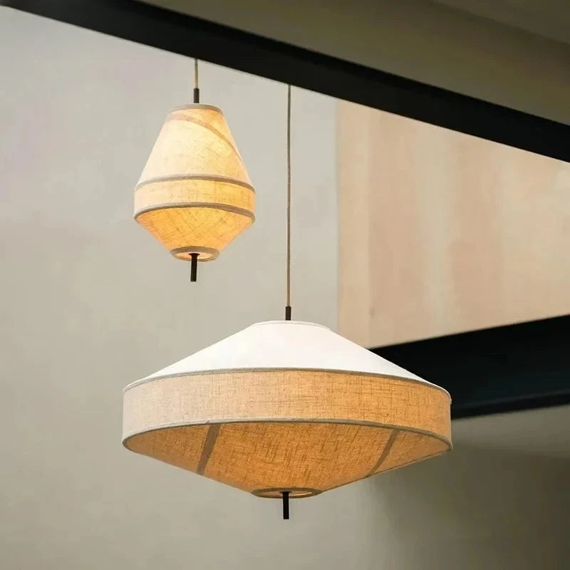 Suspension toupie en tissu, style wabi-sabi – Atami allumée
