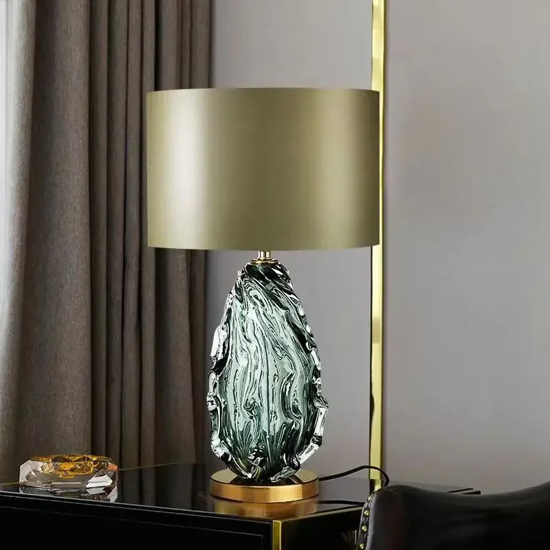 Lampe à poser en verre soufflé coloré et abat-jour – Bevagna, vue d’ambiance