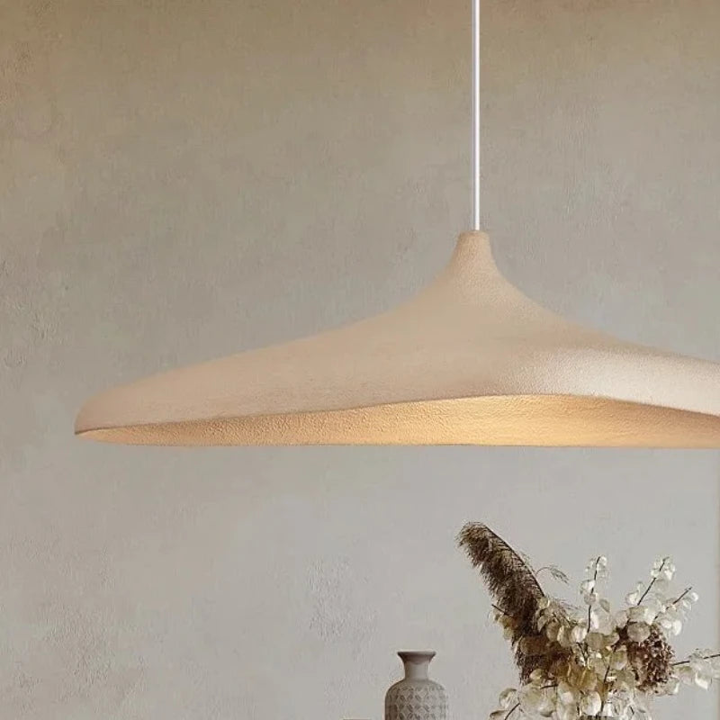 Grande suspension wabi-sabi effet enduit, 80 cm – Imbe, vue d’ambiance