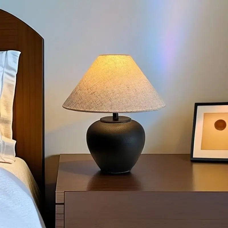 Lampe à poser en céramique, abat-jour en tissu – Cliousclat dans un intérieur