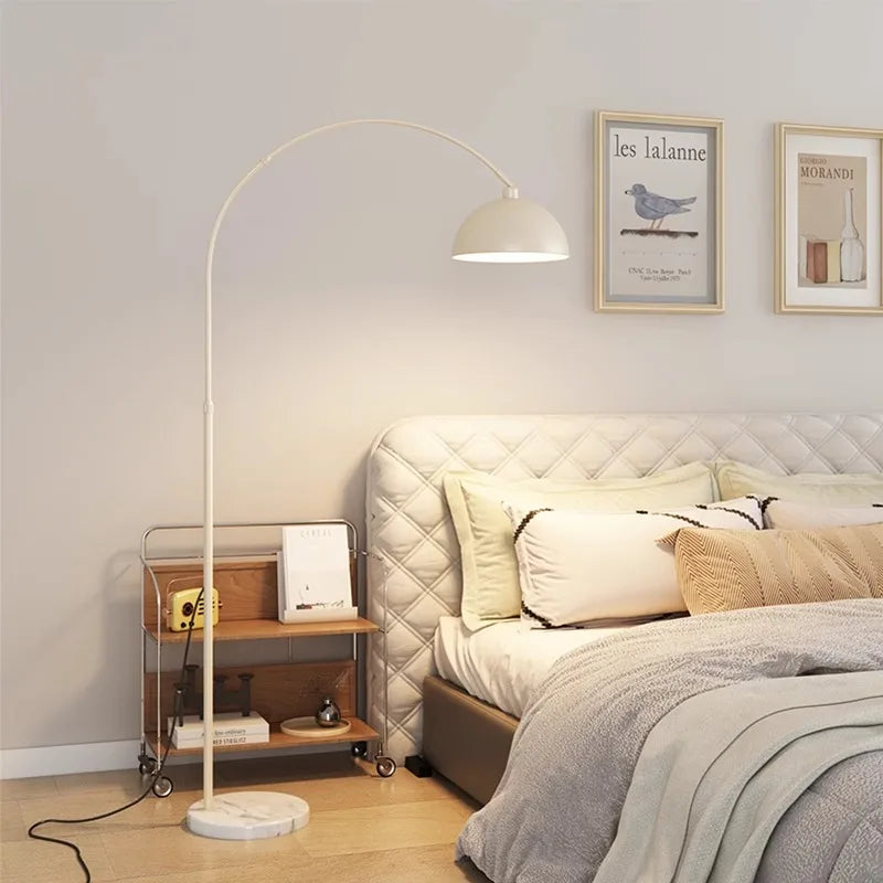 Lampadaire pied en marbre, abat-jour Ø 30 cm, cinq teintes – Sirmione, vue d’ambiance
